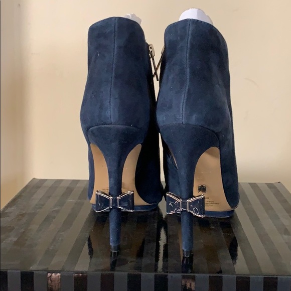 Blue suede bootie with unique design - Picture 3 of 8